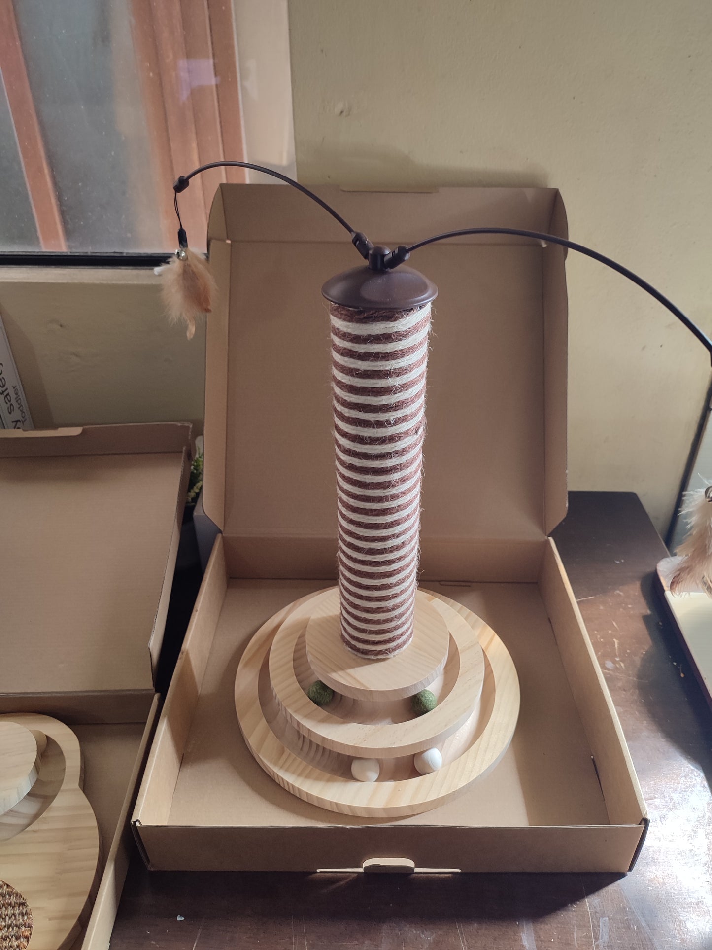 Juguete Rascador de Poste con Plumas